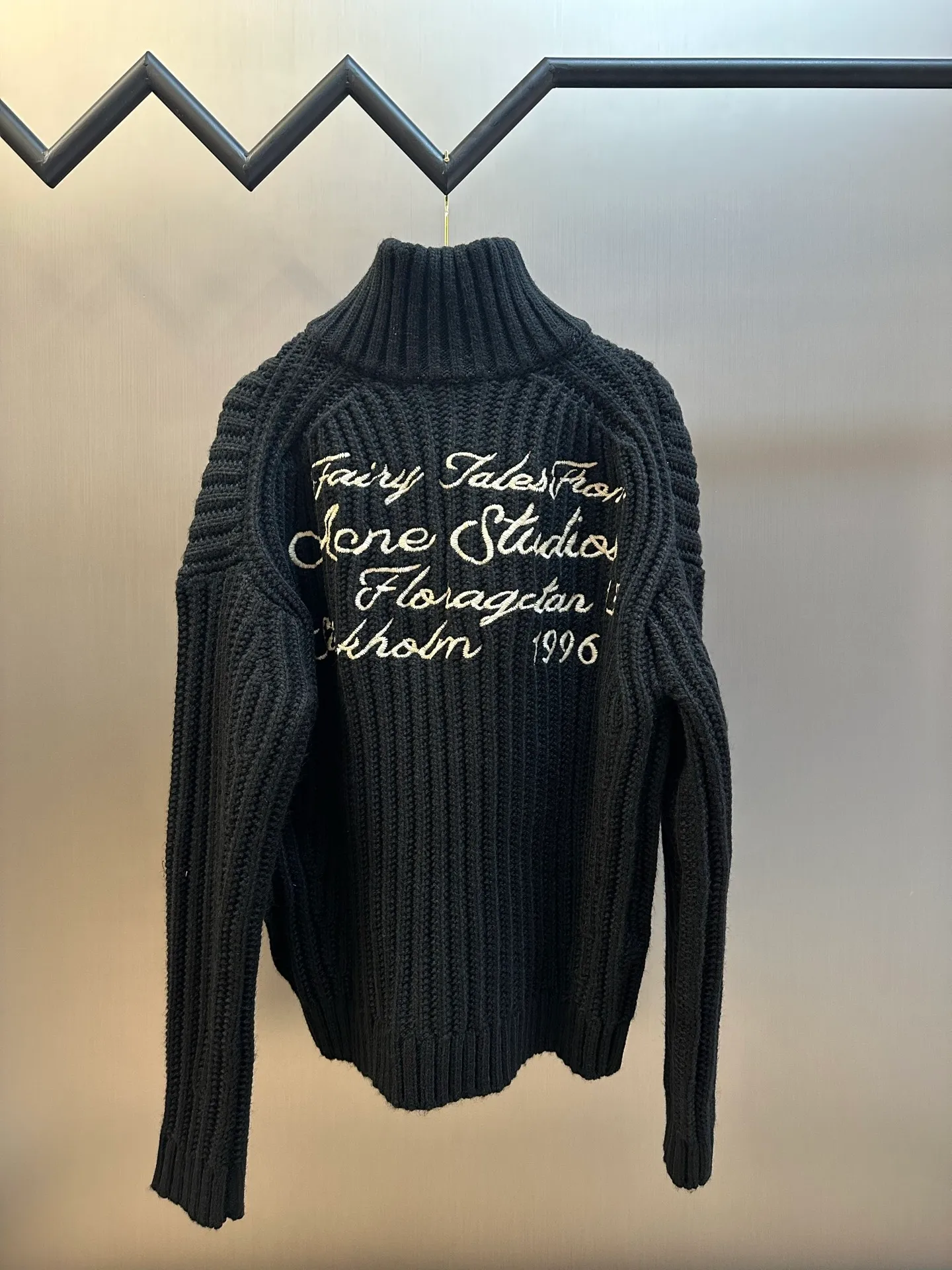 Acne Studios embroidered zipper sweater jacket is made of custom-woven mellow black wool texture, thick and solid! Every inch of fiber contains heavy warmth. The vertical knitted lines on the front panel are more profound and three-dimensional, and the exquisite zipper design is cleverly integrated into the knitted jacket, making the jacket instantly rejuvenated. The white embroidered logo on the back stands out on the black in an elegant manner, carrying the brand's story and history. Adopting imported machine embroidery technology, advanced computer control systems and precision mechanical components, we can achieve Acne's seasonal embroidery logo operations. The garment washing water softening and deodorizing process uses professional washing equipment and specific detergents to deeply clean and deodorize the clothes, improving the feel and appearance of the clothes. size：s m l xl